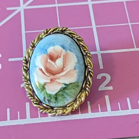 Painted Rose Ceramic Antique Gold Tone Rope Bezel Set Brooch/Pendant - Picture 4 of 4